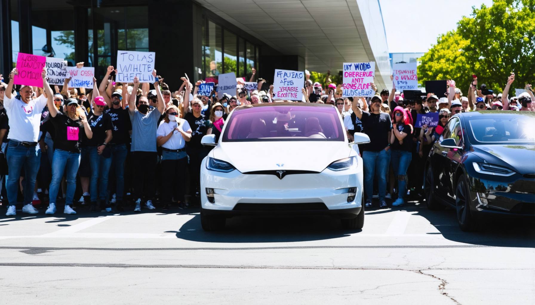 Warum Hunderte vor Tesla-Showrooms protestieren: Über Autos hinaus und in die Kontroversen